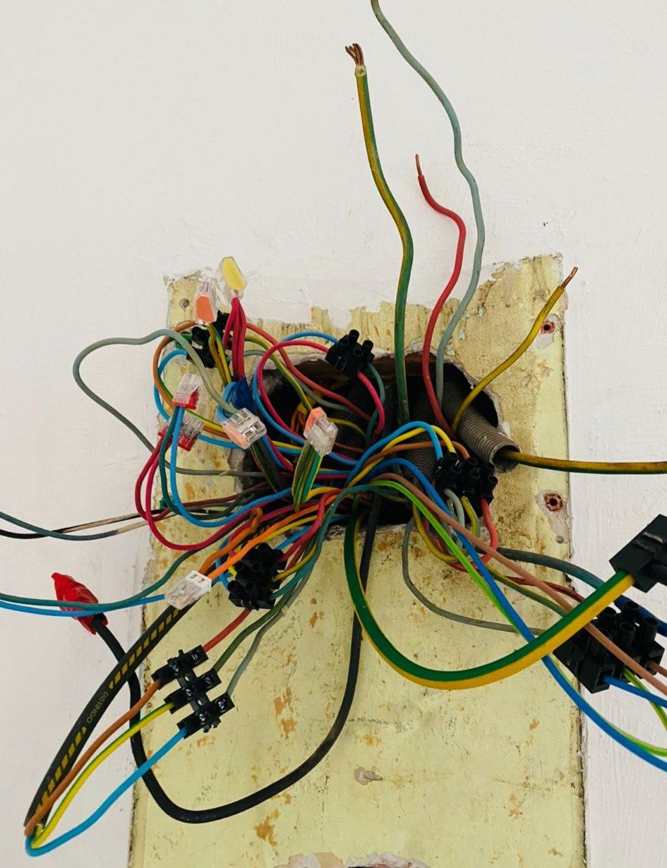 Avant — Tableau électrique remis à neuf