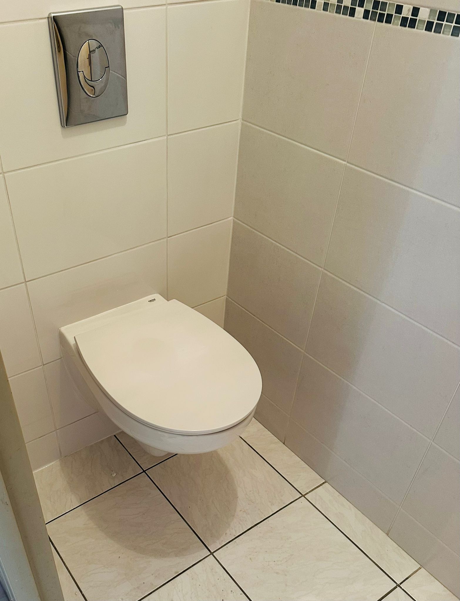 WC suspendu, finition blanche